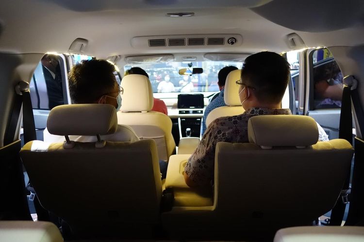 Pengunjung saat mencoba interior Mitsubishi Xpander di pameran GIIAS 2021.