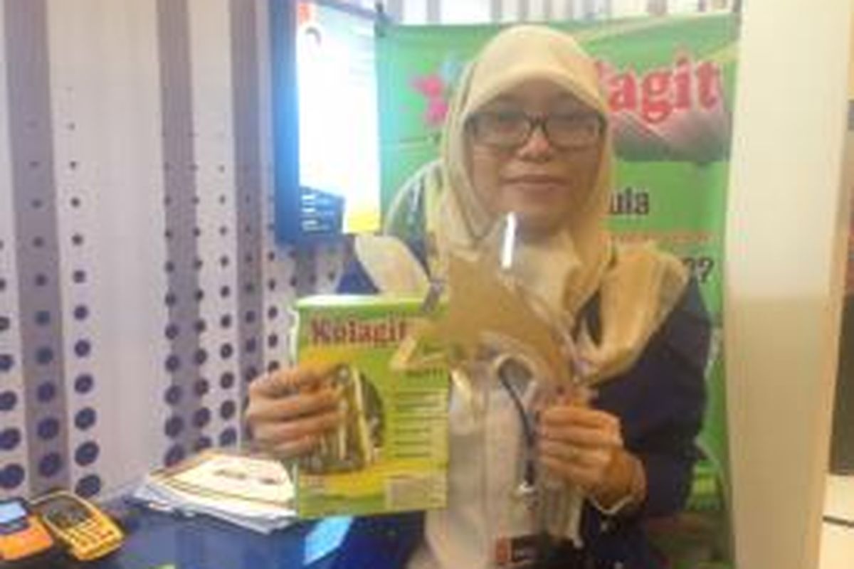 Mahasiswi Jurusan Farmasi, Universitas Sumatera Utara, Gita Adinda Nasution (20), berhasil menjuarai Program Wirausaha Mandiri 2015 oleh PT Bank Mandiri bekerja sama dengan Kementerian Koperasi dan UKM, di Jakarta, Jumat (13/3/2015). Gita berhasil mengembangkan produk obat racikan (herbal) bernama Kopi Gula Gita (Kolagit) yang bisa menyembuhkan penyakit diabetes, meski mengandung tebu. Dimana gula dianggap masyarakat sebagai biang dari penyakit diabetes.