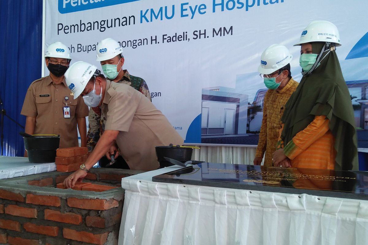 Bupati Lamongan Fadeli saat melakukan peletakan batu pertama KMU Eye Hospital, Senin (26/10/2020).