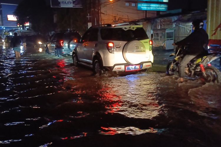 Jalan Raya Dayeuhkolot Banjir, Tak Bisa Dilalui Kendaraan Roda Dua