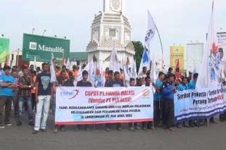 Puluhan perwakilan buruh di Aceh berkumpul dan melakukan aksi peringatan Mayday di Banda Aceh, aksi diisi dengan aneka orasi di bundaran simpang lima Banda Aceh, Minggu (1/5/2016)