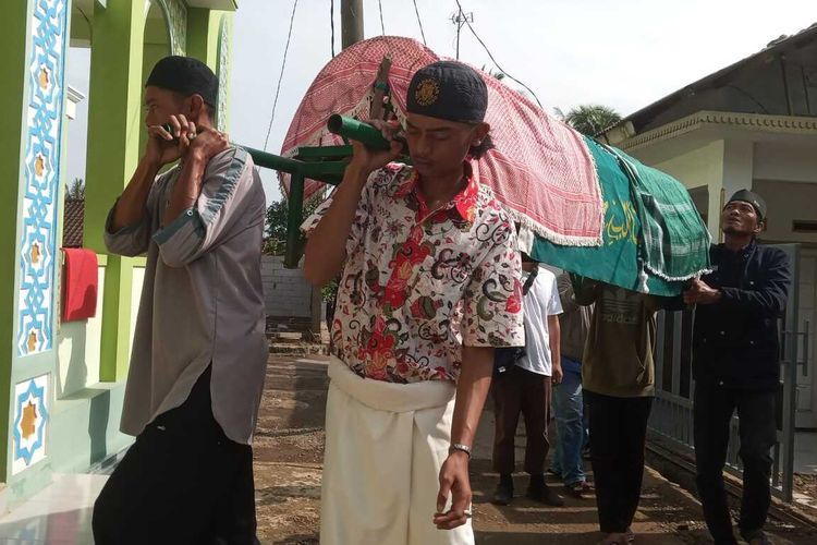 Prosesi pemakaman seorang anggota panwaslu desa di Kabupaten Cianjur, Jawa Barat meninggal dunia, Jumat (16/2/2024).