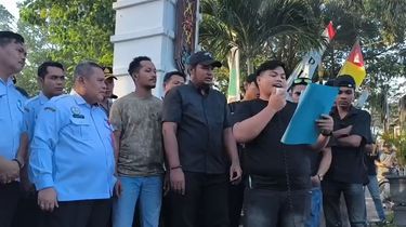 Cat Jalan Pudar Padahal Baru Sebulan Pengerjaan, Kadis PUPR Kalteng Didemo Masyarakat