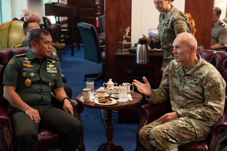 Kepala Staf TNI AD (KSAD) Jenderal Maruli Simanjuntak mengunjungi Chief of Staff of US Army atau Kepala Staf Angkatan Darat Amerika Serikat Jenderal Randy A. George di US Army HQ, Pentagon, Virginia, AS, Senin (20/5/2024) waktu setempat.  Dalam kesempatan itu, Maruli dan George membahas kerja sama strategis di bidang pertahanan guna memperkuat hubungan bilateral kedua angkatan darat.