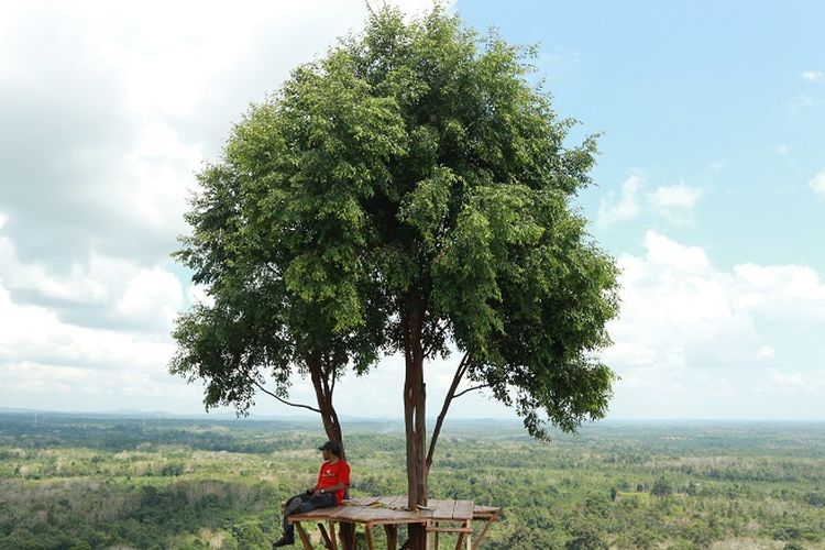 Wisatawan tengah berfoto di obyek wisata Bukit Gebang yang terletak di Desa Nangka, Kecamatan Air Gegas, Kabupaten Bangka Selatan, Kamis (3/8/2017). Obyek wisata Bukit Gebang masih tergolong baru dikembangkan di Pulau Bangka dan menawarkan spot-spot foto nan Instagramable