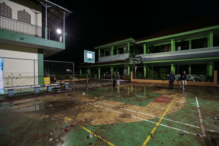 Suasana Madrasah Tsanawiyah (MTs) Negeri 19 di Jalan Pinang Kalijati, Pondok Labu, Cilandak, Jakarta Selatan, Kamis (6/10/2022) malam. Tembok pembatas bangunan sekolah roboh saat hujan mengakibatkan 3 orang siswa meninggal dunia dan 1 orang luka-luka.