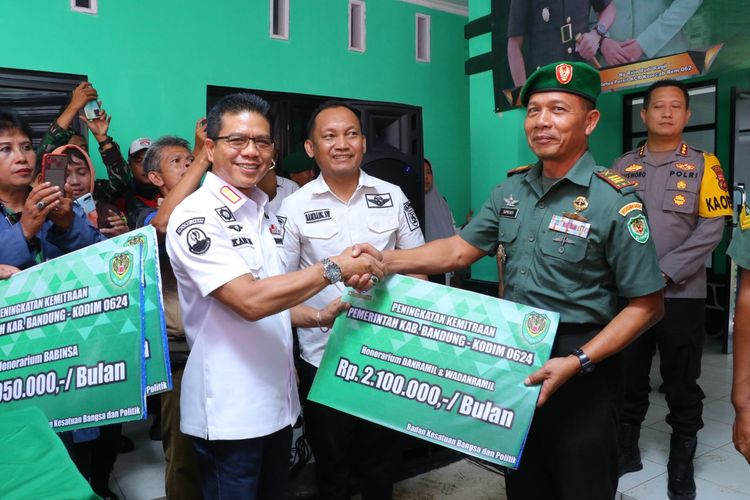 Bupati Bandung Dadang Supriatna menaikkan insentif atau honor Babinsa dan pejabat Koramil atas kontribusi menjaga kondusifitas wilayah. Penyerahan kenaikan insentif itu dilakukan di sela-sela peresmian Komando Rayon Militer (Koramil) 2416, di Jalan Raya Pacet-Majalaya Kampung Pasir Astana RT 03, RW 06 Desa Cipeujeuh, Kecamatan Pacet, Kabupaten Bandung, Rabu (24/1/2024).
