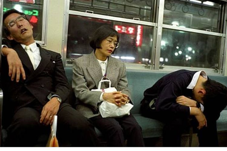 Masyarakat Jepang tertidur di kereta karena kualitas tidur mereka masih di bawah rata-rata waktu tidur internasional.