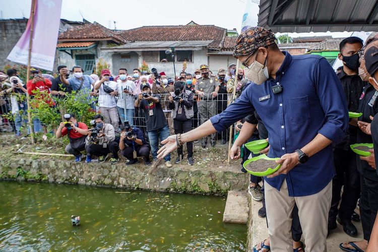 Menteri Pariwisata dan Ekonomi Kreatif Sandiaga Uno saat berkunjung ke Desa Wisata Cisande, Kabupaten Sukabumi, Jawa Barat.