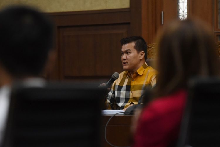 Terdakwa kasus dugaan korupsi proyek KTP elektronik Andi Narogong (tengah) mengikuti sidang lanjutan di Pengadilan Tipikor, Jakarta Pusat, Senin (28/8/2017). Sidang itu beragenda mendengarkan keterangan saksi-saksi. ANTARA FOTO/Akbar Nugroho Gumay/aww/17.