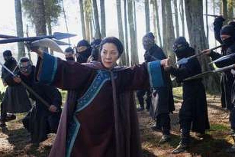 Michelle Yeoh sebagai Yu Shue Lien beraksi dalam film Crouching Tiger Hidden Dragon: Sword of Destiny.