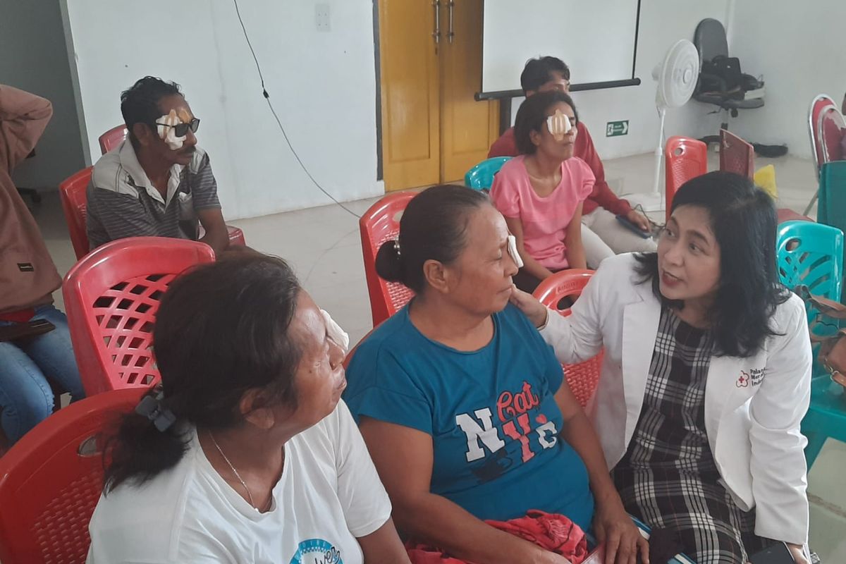 Suasana pemeriksaan mata dan operasi katarak gratis di Pulau Moa, Kabupaten Maluku Barat Daya, Provinsi Maluku yang digelar oleh Palang Merah Indonesia (PMI) bekerja sama dengan International Federation of Red Cross and Red Crescent (IFRC).