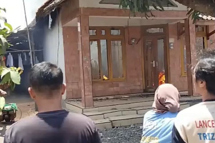 Detik-detik Mencekam Kebakaran Rumah di Indramayu, 2 Anak Selamat Usai Lompat dari Jendela