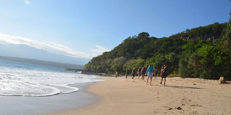 Pantai Pasir Putih Liang Mbala di Kelurahan Kota Ndora, Kecamatan Borong, Kabupaten Manggarai Timur, Flores, NTT masih sangat tersembunyi. Turis asal Belgia berwisata ke pantai tersebut, Minggu (13/8/2017).