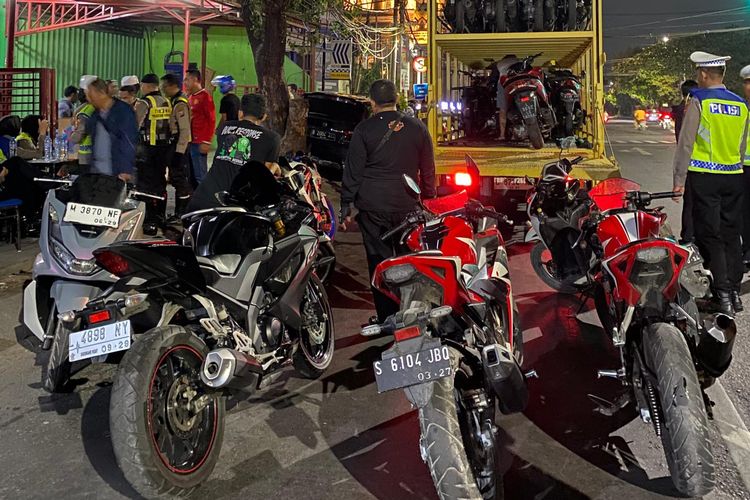 Satlantas Polrestabes Surabaya menindak ratusan pelaku balap liar di Jakan Kedung Cowek, Surabaya, Jawa Timur, Minggu (6/10/2024).