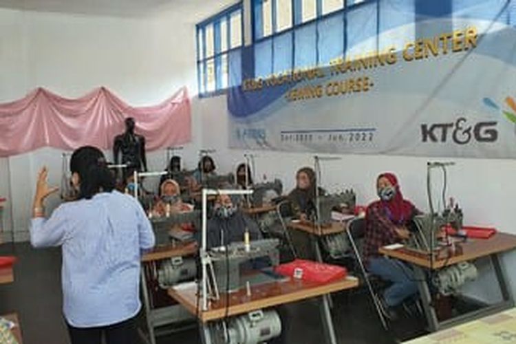 Pada Maret 2022, KT&G Indonesia Vocational Training Center di UKCW Malang telah mulai menggelar kursus secara gratis. Program ini menawarkan kursus menjahit bagi remaja yang kurang beruntung dan yatim piatu di komunitas setempat.