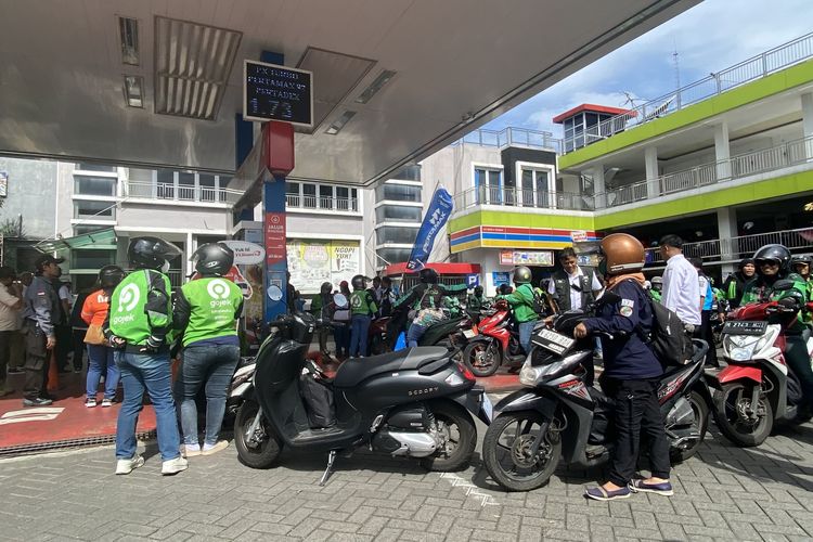 Ratusan Driver Ojol Antre Panjang di SPBU Malang demi BBM Gratis