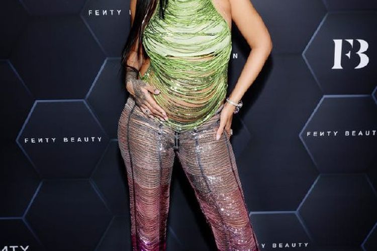 Rihanna tengah berpose  saat menghadiri acara Fenty Beauty & Fenty Skin di Los Angeles, California pada tanggal 11 Februari 2022.