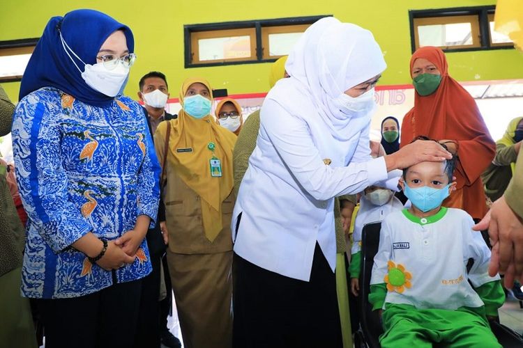 Terlihat Gubernur Khofifah berbincang bersama dengan anak-anak penerima imunisasi BIAN Tahap II di Taman Kanak-Kanak (TK) Islam Al Fajar, Jalan Medokan Sawah Nomor 228, Surabaya, Senin (12/9/2022). 