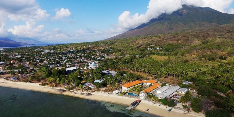 Pantai Besar di kota Larantuka, Flores Timur, Nusa Tenggara Timur.