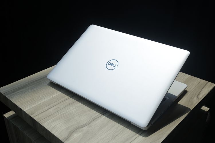 Dell G3 15 tampak belakang