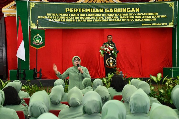 Pertemuan istri anggota TNI AD yang tergabung dalam Persatuan Istri Tentara (Persit) Kodam XIV Hasanuddin di Balai Pertemuan Hasanuddin Kodam XIV Hasanuddin di Jalan Urip Sumoharjo Makassar, Senin (14/10/2019).