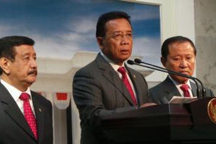 (Dari kiri ke kanan) Jaksa Agung Basrif Arief, Menterin Koordinator Politik, Hukum, dan Keamanan Djokon Suyanto, dan Menteri Hukum dan HAM Amir Syamsuddin dalam jumpa pers terkait sikap pemerintah pasca putusan Mahkamah Konstitusi yang membatalkan Undang-undang nomor 4 tahun 2014 tentang Mahkamah Konstitusi.