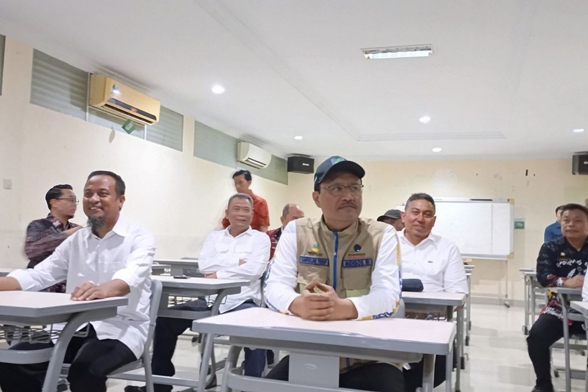 Menteri Sosial (Mensos) Saifullah Yusuf (Gus Ipul) saat meninjau ruang kelas yang akan dijadikan sebagai sekolah rakyat di gedung Badan Pengembangan Sumber Daya Manusia (BPSDM) Sulsel, Jalan Sultan Alauddin, Kecamatan Tamalate, Kota Makassar, Sulsel, Kamis (8/5/2025).