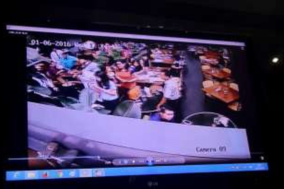 Jessica Kumala Wongso (baju cokelat berdiri) dalam rekaman closed circuit television (CCTV) tampak menggaruk tangan saat melihat Wayan Mirna Salihin kejang-kejang di Cafe Olivier, Rabu (6/1/2016).