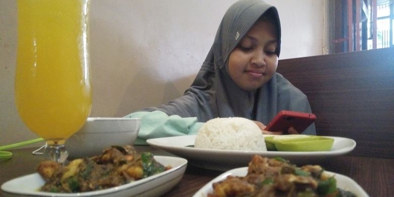 Pengunjung sedang menunggu waktu berbuka puasa dengan sajian ikan pepes di Balkon Cafe, Desa Pusong, Kecamatan Banda Sakti, Kota Lhokseumawe, Aceh, Sabtu (18/5/2019).