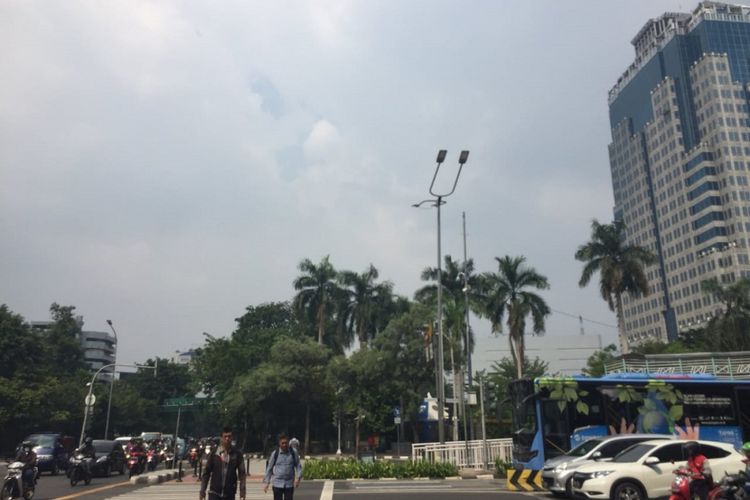 Langit di Jakarta tertutup awan pada tanggal 7 Januari 2019.