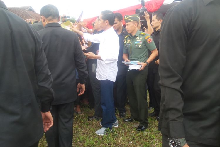 Presiden Joko Widodo saat membagi-bagikan paket sembako di Cihideung, Tasikmalaya, Jumat (9/6/2017).