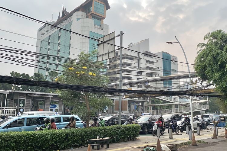 Bertahun-tahun Semrawut, Kabel Udara di Matraman Jaktim Cuma Diikat Tali, Warga Waswas