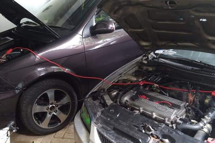 Jumper aki mobil merupakan cara penanganan darurat mobil mogok disebabkan aki tekor. 