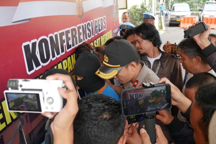 Wakapolres Cianjur, Kompol Jaka Mulyana menanyai seorang mucikari yang ditangkap saat tengah menjajakan PSK di kawasan Puncak, Cianjur.