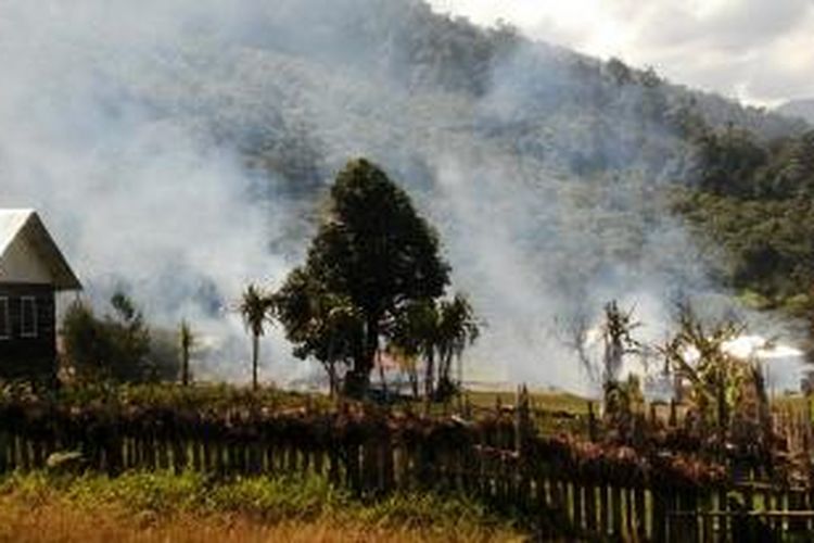 Kurang lebih 100 honai (rumah) serta dua gedung puskesmas dan sebuah kantor hangus dibakar sekelompok warga di Kampung Panaga, Distrik Panaga, Kabupaten Tolikara, Rabu (15/7/2015).