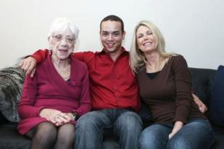 Kyle Jones (31) bersama ibunya, Ceceila (50) dan kekasihnya, Marjorie (91). Sejak remaja Kyle sudah menyukai perempuan yang lebih tua dan sudah mengencani beberapa dari mereka.