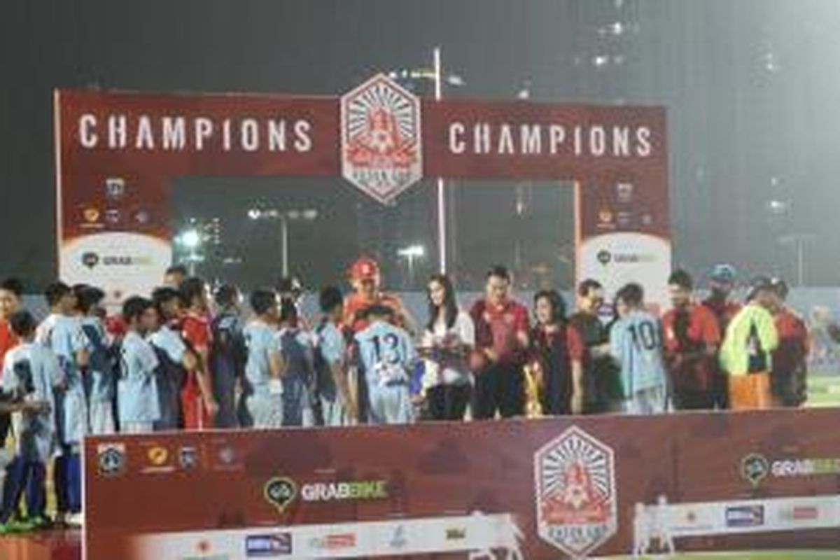 Gubernur DKI Jakarta Basuki Tjahaja Purnama (pakai topi) saat mengalungkan medali ke tim Rusun Daan Mogot pada Jakarta Football Festival Rusun Cup 2015, di Lapangan Sumantri Brodjonegoro, Minggu (8/11/2015).