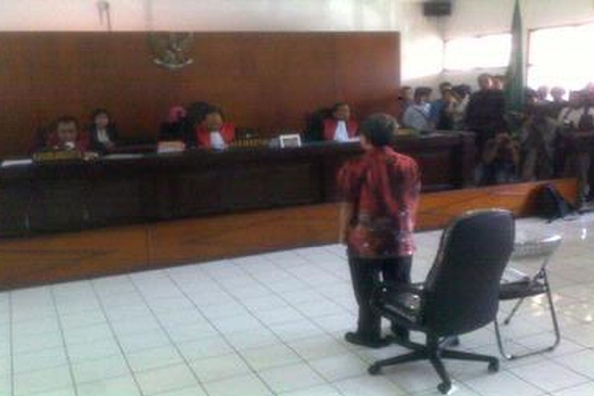 Rerdakwa kasus biaya pungut pajak bumi dan bangunan, Eep Hidayat, mendengarkan putusan dari PN Bandung, Senin (22/8/2011).   