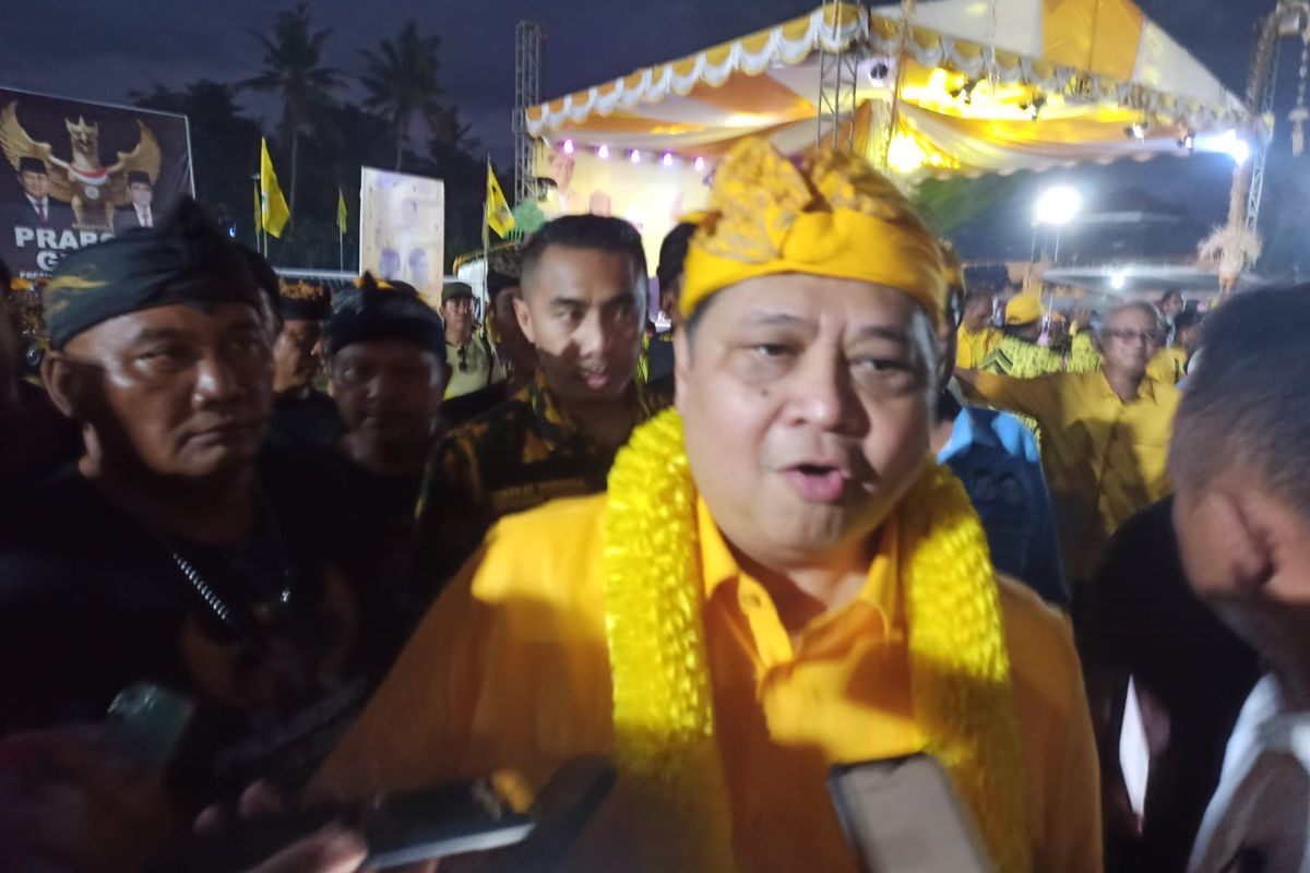 Ketua Umum Partai Golongan Karya (Golkar) Airlangga Hartarto usai menghadiri Kampanye Tatap Muka Pemilu 2024 di Lapangan Pratu Pekak Rawiq, Desa Penarungan, Kecamatan Mengwi, Kabupaten Badung, Bali, Sabtu (13/1/2024). Kompas.com/ Yohanes Valdi Seriang Ginta