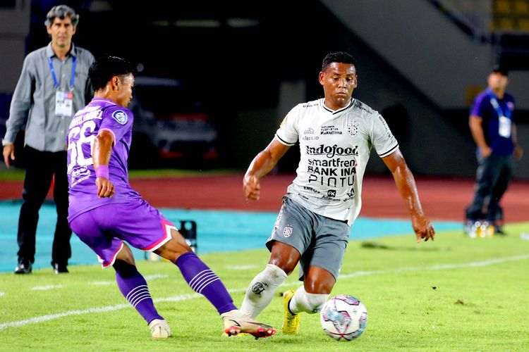 Pemain Bali United Eber Bessa dijaga ketat pemain Persita Tangerang saat pertandingan pekan ke-12 Liga 1 2022-2023 yang berakhir dengan skor 2-3 di Stadion Manahan Solo, Senin (5/12/2022) malam. 