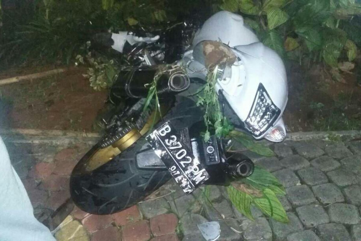 Motor milik Peter Hasudungan Valentino yang menabrak separator taman bundaran Pondok Indah pada Senin (24/4/2017) dini hari.