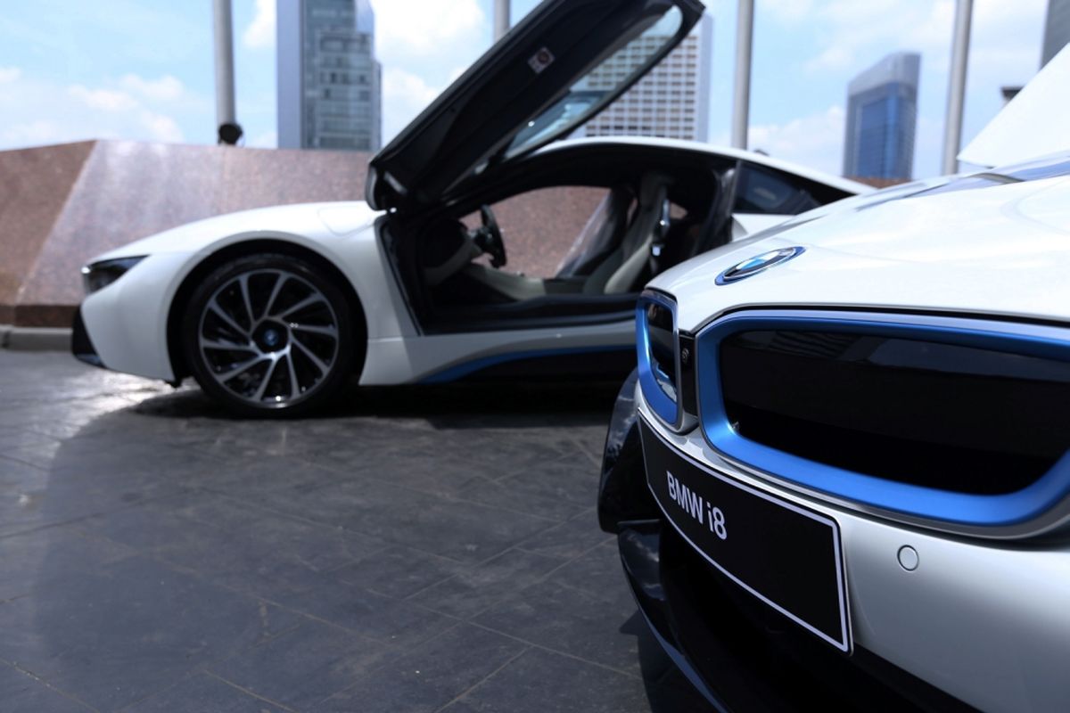 Sejumlah mobil Bmw i8 dipamerkan saat acara penyerahan kunci di Grand Hyatt, Jakarta, Kamis (20/4/2017). Penyerahan unit pertama kali dilakukan oleh BMW dengan penyerahan kunci secara resmi oleh President Director BMW Group Indonesia Karin Lim kepada pemilik pertamanya.