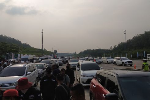 Arus Kendaraan Naik 300 Persen, Puluhan Ribu Pemudik Berjubel di Tol Kalikangkung Semarang