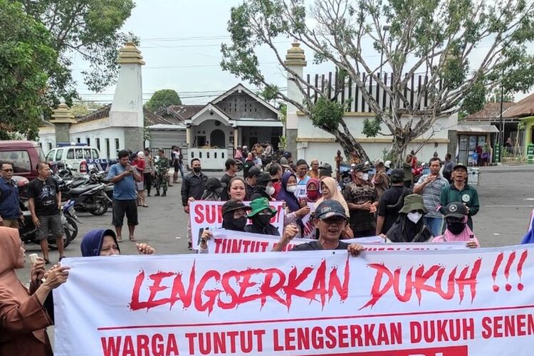 Warga Padukuhan Seneng, Kalurahan Siraman, Gunungkidul, DI Yogyakarta melakukan aksi menuntut Dukuh Seneng di Kantor Kalurahan Siraman. Selasa (14/11/2023)