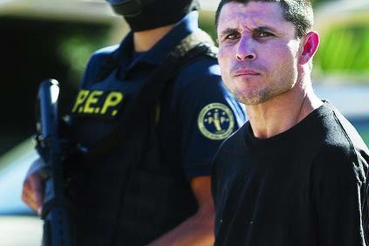 Seorang tersangka anggota kartel narkoba Sinaloa, Juan Miguel Valle Beltran (kanan), yang biasa dijuluki 