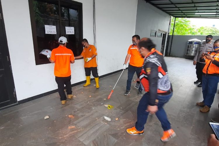 Unit INAFIS Satreskrim Polresta Samarinda saat melakukan olah tempat kejadian perkara di Gedung Gereja Sidang Jemaat Kristus di Jalan Pulau Irian, Samarinda, Kaltim, Kamis (8/7/2021). 