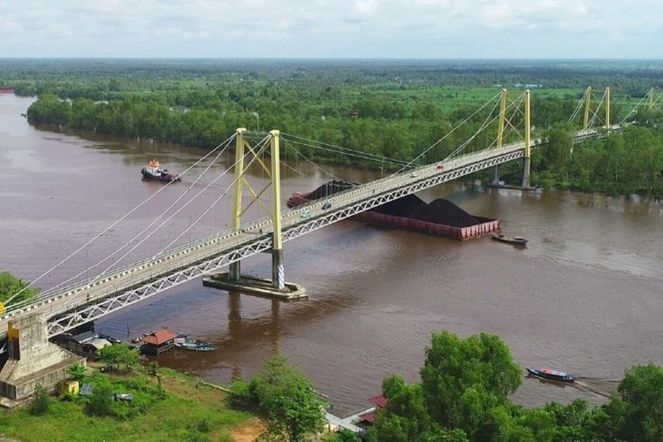 Jembatan Barito di Kalimantan Selatan.