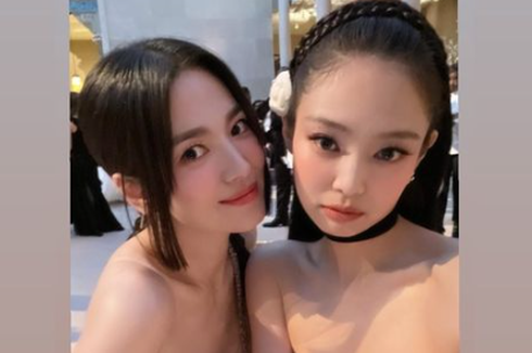 Beda 14 Tahun, Song Hye Kyo Curi Perhatian Saat Foto Bareng Jennie Blackpink di Met Gala 2023