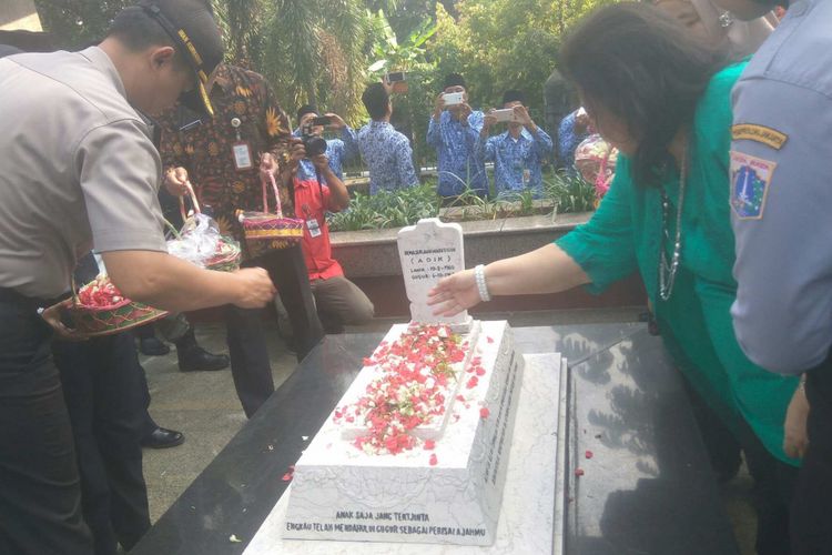 Jajaran Pemerintah Kota Administrasi Jakarta Selatan dan keluarga Jenderal AH Nasution berziarah ke makam Ade Irma Suryani di kompleks Wali Kota Jakarta Selatan, Senin (2/10/2017).